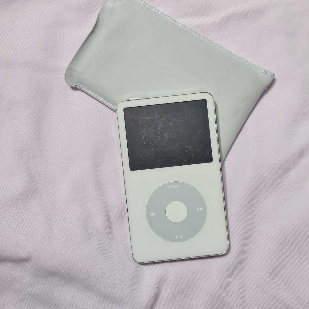 Apple iPod Classic 30GB – White (Pre-Owned)